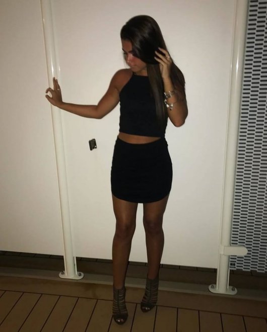 PictureSimple miniskirt and heels outfit
