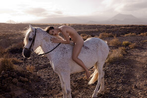 zdjęcie amatorskie A girl and her horse
