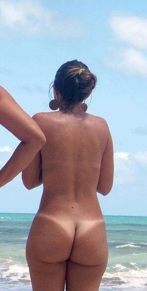 Nudist girl's butt