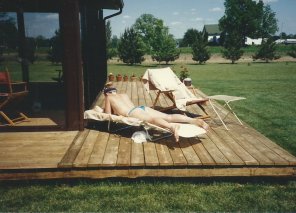foto amateur Reading and sunning, circa 1985...