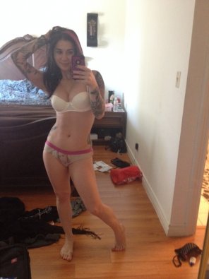 amateur pic Beauty in a messy room
