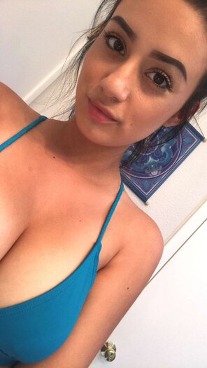 foto amateur Slutty Girl Shows off her busty chest