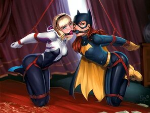 アマチュア写真 spidergirl-and-batgirl-tied-up-1