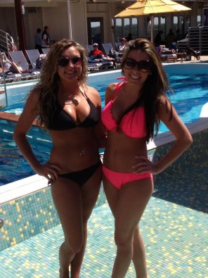 photo amateur Sisters 19 and 21. You choose.