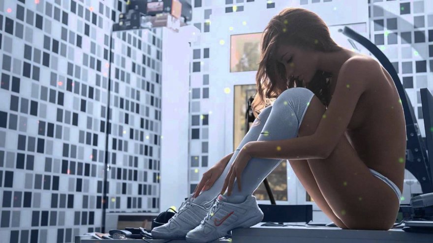 Chick in sneakers