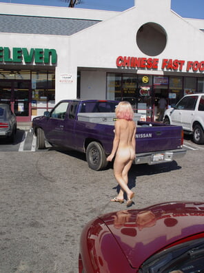 photo amateur Brandy Slavsky naked in public (79)