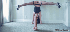 photo amateur Kelsi-Monroe-in-stockings-doing-acrobatics-you-should-not-try-at-home