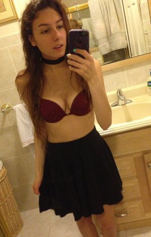 photo amateur Red bra, black skirt selfie