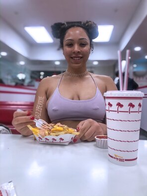 amateur pic [image] It was very cold at In n Out. ~Jazzberriie~