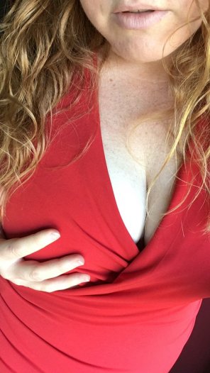 zdjęcie amatorskie Red dress to match the red tresses