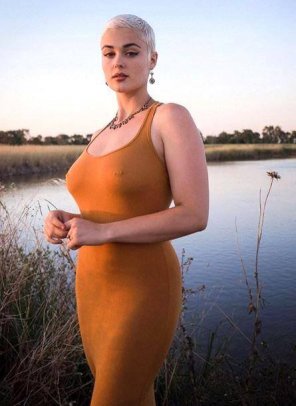foto amadora Curvy in tight dress