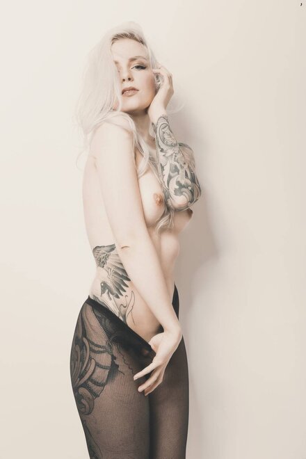 a-sexy-pose-8vrkclzh77-1080x1620