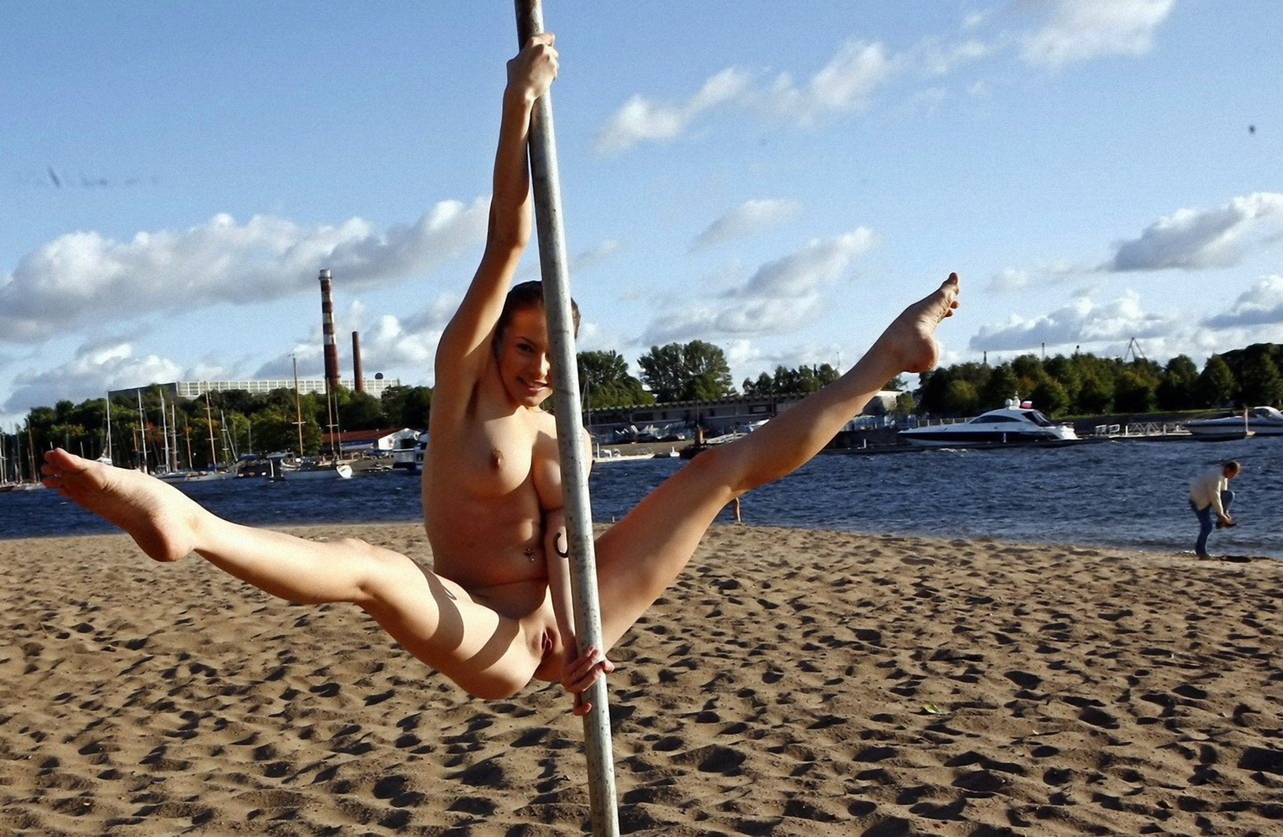 Female Wieghtlifting Nude Porn Pictures On Pole