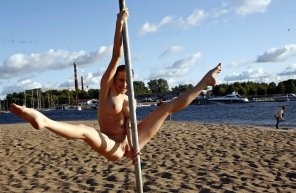 photo amateur Hold the pole and spread your legs!
