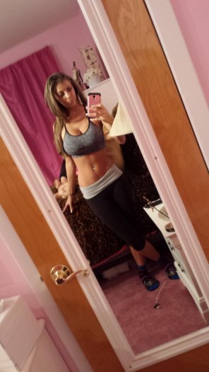 amateur photo Sports bra and yoga pants