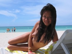 foto amatoriale Cute girl enjoying some sun and fun on the beach