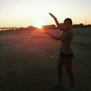 photo amateur Early morning jog on the beach