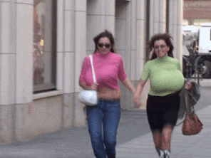 foto amateur Nadine Jansen and Milena Velba running while braless
