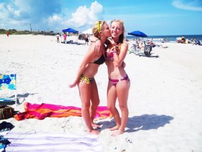 zdjęcie amatorskie Two blondes on the beach