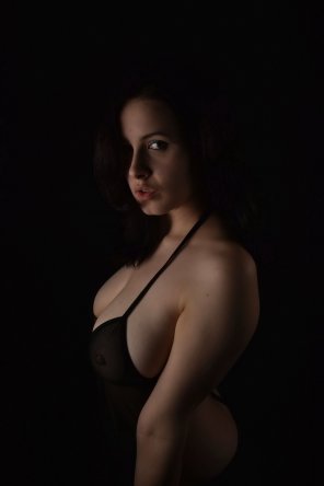 foto amadora nicely accentuated boobs