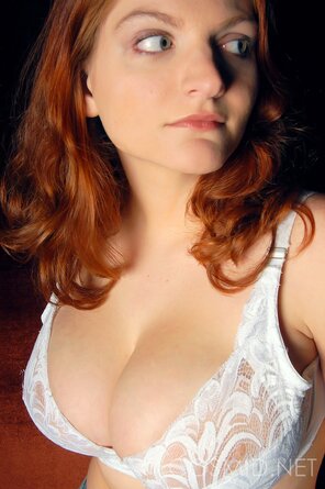 zdjęcie amatorskie Annalynn Echoe Matthews huge breast squeezed into bra big cleavage boob redhead
