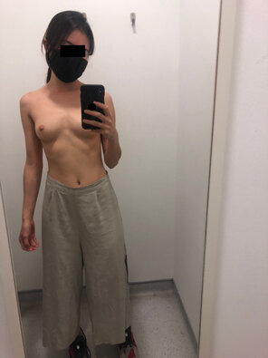 foto amatoriale Shopping for some new pants. Yay or nay?