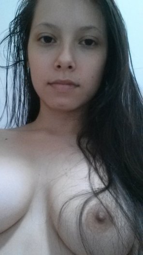 amateur-Foto Latina's one boob