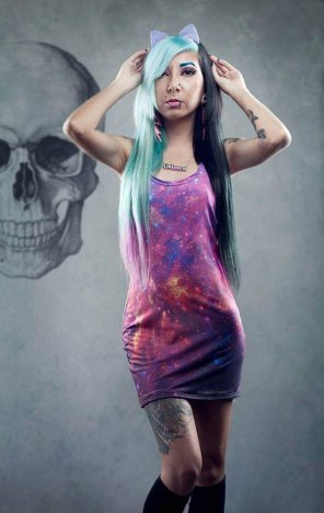 foto amateur Looking Sexy In A Spacey Dress