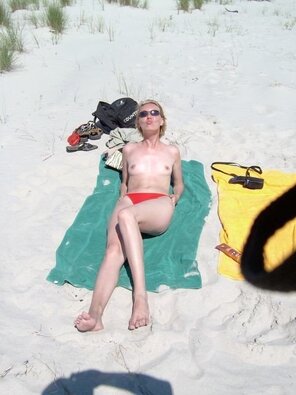 amateur-Foto wife toples on the beach