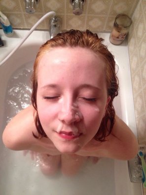 foto amatoriale Face Hair Eyebrow Bathing Forehead Bathtub 