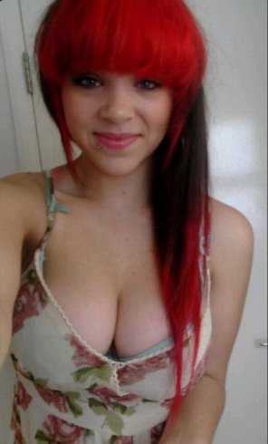 zdjęcie amatorskie bright red haired cutie