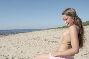 amateur pic stunning_on-a-deserted-beach_alice-d_high_0077