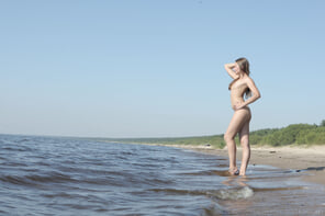 amateur pic stunning_on-a-deserted-beach_alice-d_high_0167