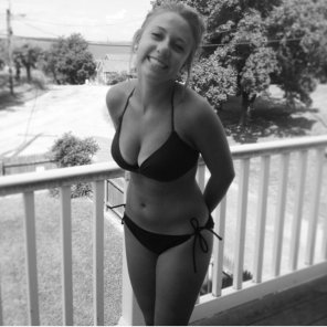 foto amatoriale Black and white bikini smile