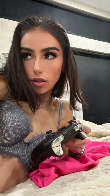 Anna-Rain-aka-itsannarain-looking-awed-by-the-size-of-dick-in-bed