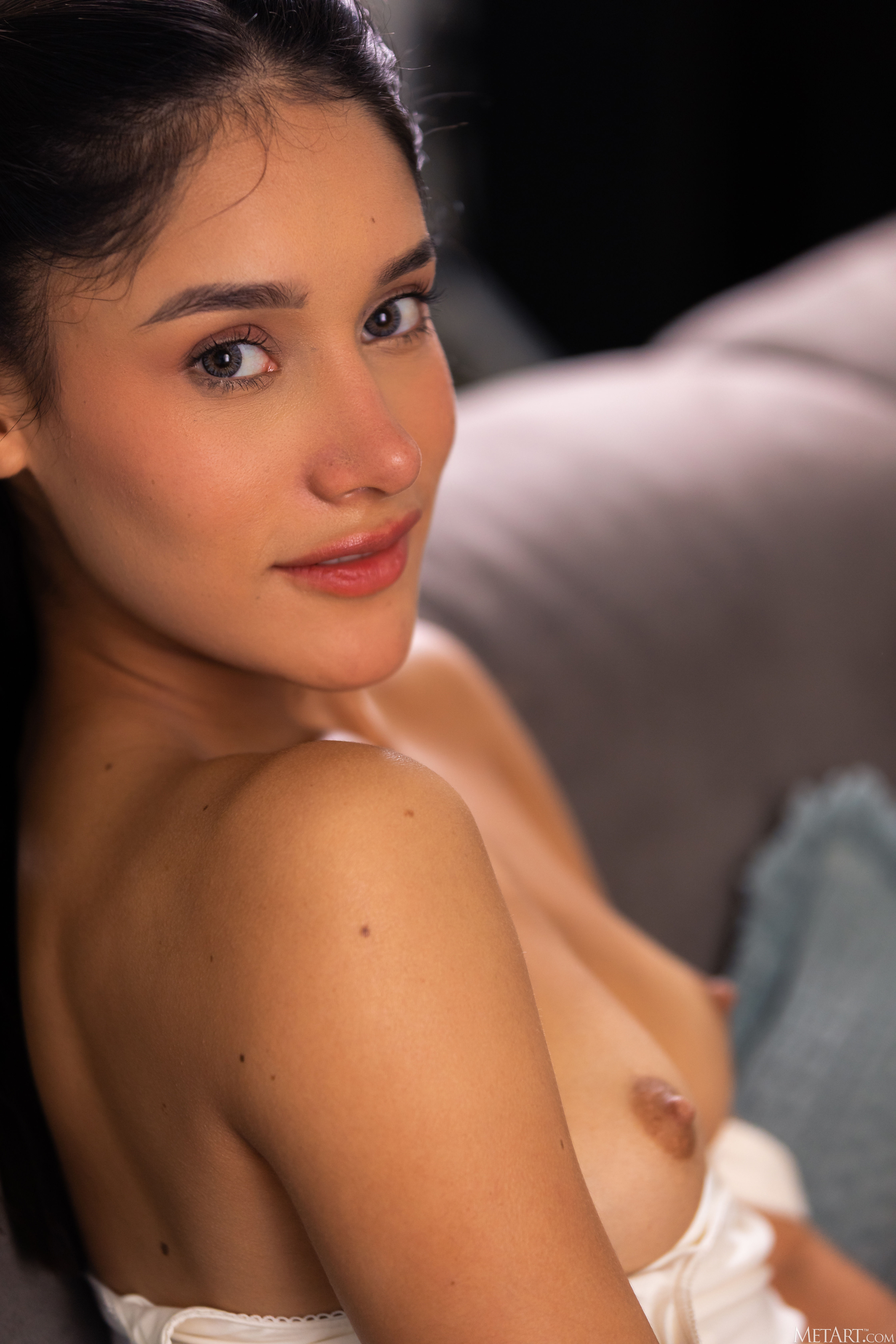 amateur photo MetArt_Couch-Confessions_Carolina-Guerrero_high_0030