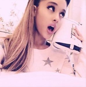 foto amadora Ariana Grande poppin that o-face selfie