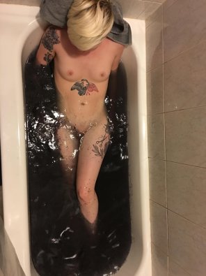 zdjęcie amatorskie Trying out a new bath bomb