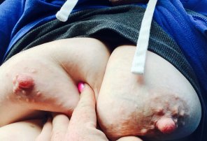 zdjęcie amatorskie [image] A close pic of my Wife's big titties.