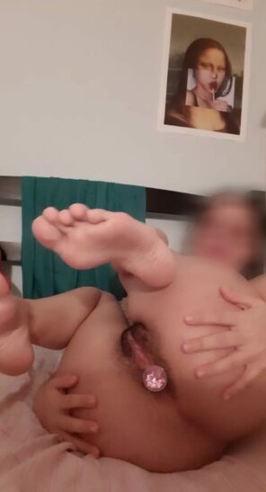 foto amadora 18 - Are you gonna look at Mona Lisa sucking a lollipop or at my [f]irst-time plugged asshole?