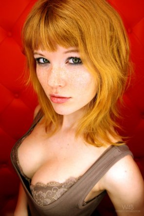 foto amatoriale Freckles and cleavage