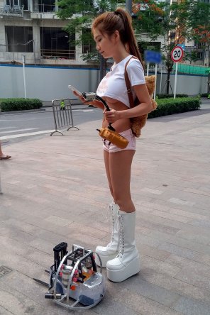 amateurfoto Just a girl on her way to Robot Combat