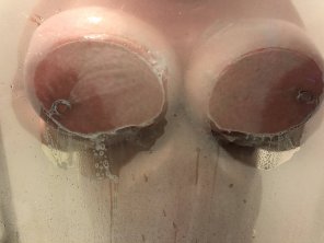 zdjęcie amatorskie Soapy titties pressed against shower door ðŸ¤¤