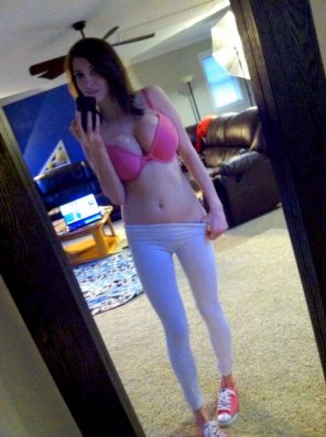 アマチュア写真 Pink bra and white yoga pants