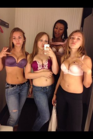 amateur pic Deciding which bras to buy