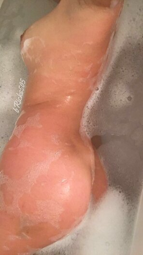 amateur-Foto [F19] Who wants to slip into this bubble bath with me <3