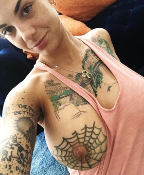 foto amadora Bonnie is a tatted up legend