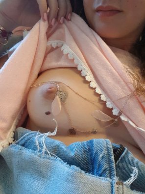 amateur pic My titty looking cute.. [F19]