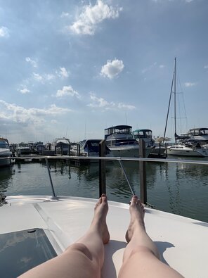 photo amateur bratty teen legs on a yacht?