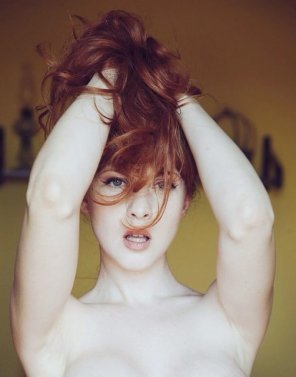 photo amateur Ruffling her hair